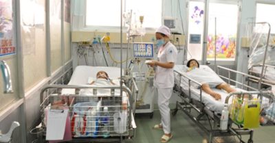 Cập nhật tối 15/10: Nhiều trẻ sốt xuất huyết nguy kịch; Sập cửa sắt cổng trường, hai trẻ mầm non thương vong