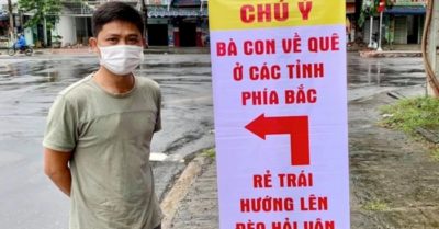 Người Đà Nẵng “đội mưa” treo biển chỉ đường cho người về quê