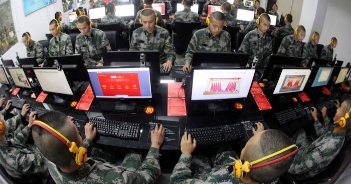 Trung Quốc thà "ăn cắp còn hơn sáng tạo", theo nhận định của ông Evan Anderson, Giám đốc điều hành của INVNT / IP. Ảnhdo quân đội Trung Quốc công bố; chụp các quân nhân làm việc trong lĩnh vực công nghệ thông tin.