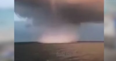 Video: Hy hữu vòi rồng và cầu vồng xuất hiện cùng lúc trên biển Cửa Lò