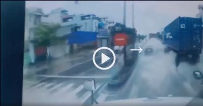 Video tình huống giao thông nguy hiểm khi trời mưa to: Ôtô con hút chết sau pha tạt té của xe container