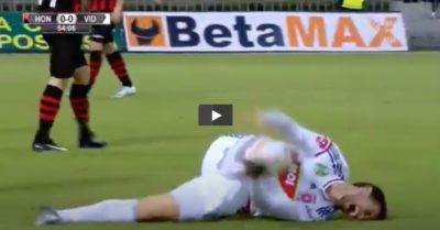 Clip: Cầu thủ ăn vạ thô thiển trên sân và kết cục hài hước