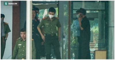 Nhiều cặp tài liệu được lực lượng tố tụng xách ra về sau khi khám xét nơi làm việc của Thứ trưởng Bộ Y tế