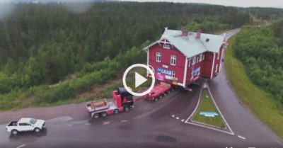 Video: Cách xe siêu trường chở nguyên căn biệt thự nặng 210 tấn