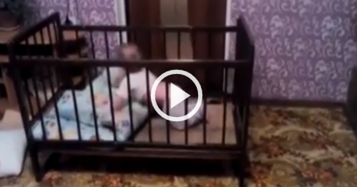 Video: Em bé thông minh trốn khỏi cũi gỗ bằng cách không ai ngờ đến