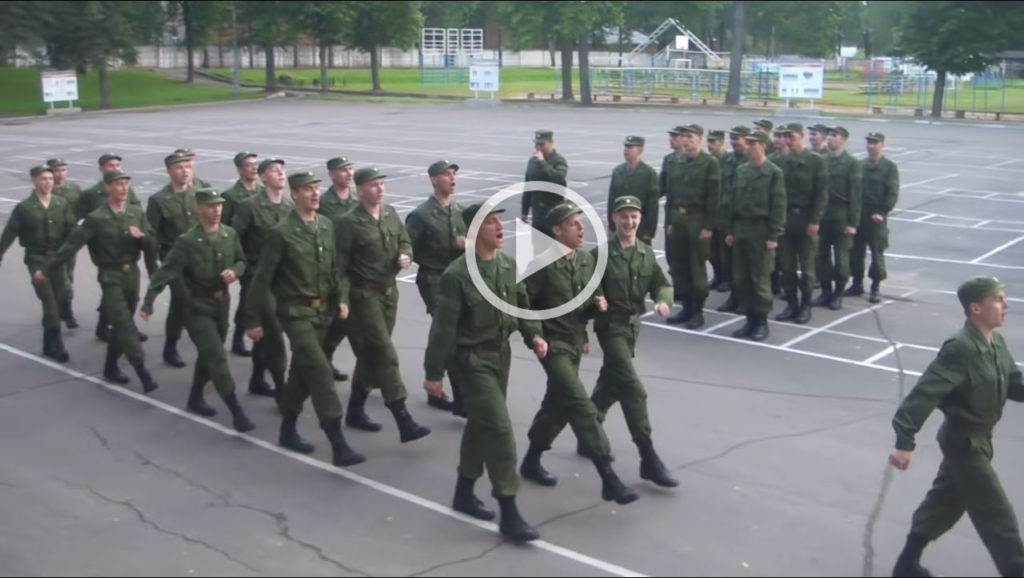 Những người lính Nga bắt nhịp hành quân bằng bài hát Barbie Girl
