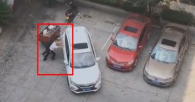 Video: Hai người vật lộn đẩy xe ôtô vì không vào nổi chỗ đỗ