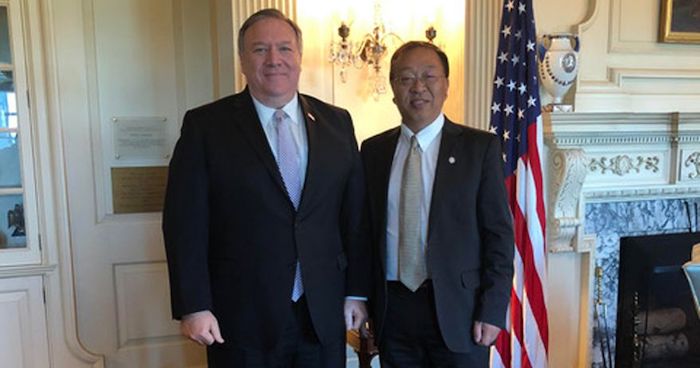 Ông Miles Yu (bên phải), cựu cố vấn về Trung Quốc cho Ngoại trưởng Mike Pompeo, nhận định mối đe dọa từ Trung Quốc không chỉ là về quân sự, mà còn là về đạo đức (ảnh: Bộ Ngoại giao Mỹ).