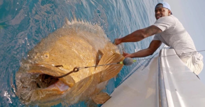 Video: Ngôi sao bóng bầu dục 'toát mồ hôi hột' khi kéo lên con cá 'siêu khủng'