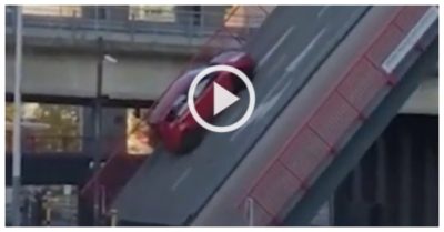 Video: Ôtô rơi xuống từ cầu nâng lật ngửa, cả gia đình thoát nạn