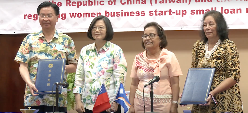 Quần đảo Marshall ủng hộ Đài Loan, trong khi Trung Quốc tìm cách ngăn cản các nước quan hệ với Đài Bắc. Ảnh chụp màn hình video Tổng thống Đài Loan Thái Anh Văn ký một bản ghi nhớ hợp tác với Tổng thống Hilda Heine của Quần đảo Marshall ngày 26/3/2019.