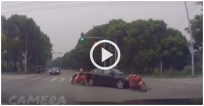 Video: Ôtô bị hai người phụ nữ đi xe máy ‘song kiếm hợp bích’ giữa ngã tư