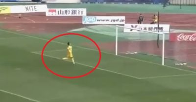 Clip: Thủ môn ‘ngậm ngùi’ nhận 2 bàn thua từ giữa sân chỉ trong 90 giây