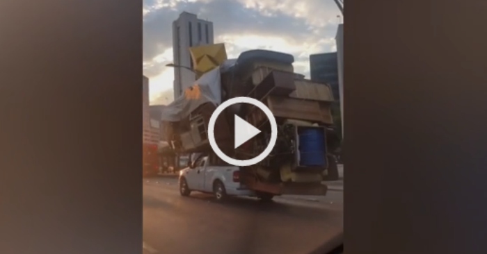 Video: Xe bán tải chở 'núi đồ' trên đường