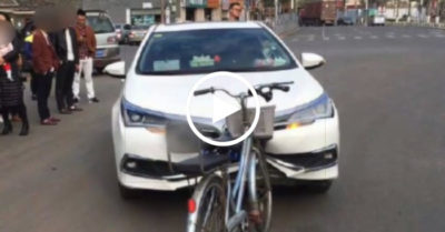 Video: Xe đạp không hề hấn gì sau khi tông móp đầu xế hộp Corolla