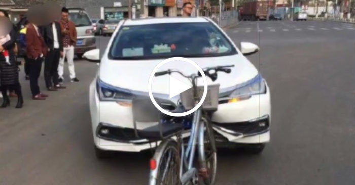 Video: Xe đạp tông móp đầu ôtô Toyota sau vụ va chạm trực diện