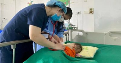 Cứu sống bé 14 tháng tuổi đập ngực vào vô lăng ô tô vỡ tim