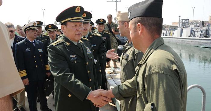Bộ trưởng Quốc phòng Trung Quốc Lương Quang Liệt (nhiệm kỳ 2008-2013) trong một chuyến giao lưu với quân đội Mỹ vào ngày 5/5/2012 (ảnh: Hải quân Mỹ). Giới phân tích cho biết Trung Quốc có kế hoạch thiết lập căn cứ quân sự tại nhiều nước.