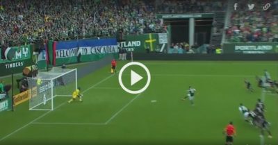 Video: Trọng tài cho đá lại penalty ba lần liên tiếp, thủ môn nhận 1 thẻ vàng