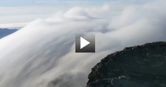 Video: Cảnh tượng mây cuồn cuộn như thác nước chảy ngược