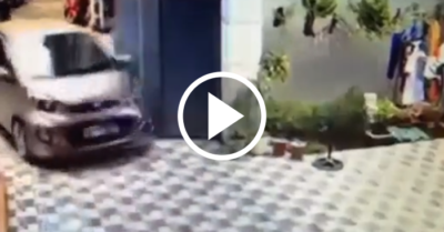 Video: Màn lùi xe của người phụ nữ khiến người chứng kiến phải hét lên vì sợ