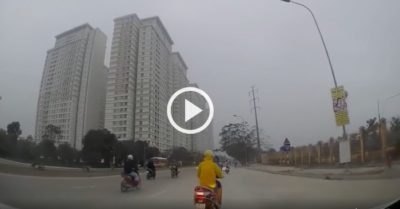 Video: Nữ ‘Ninja’ đột ngột dừng xe giữa đường