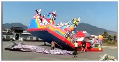 Video: Gió thổi bay nhà phao, 6 trẻ em tại khu vui chơi bị hất tung