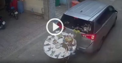 Video: Người đàn ông tông đổ mâm cỗ cúng khi lùi xe