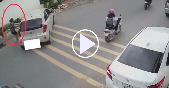 Video: Nữ tài xế gây sửng sốt khi để ôtô tự lái trên đường phố đông đúc