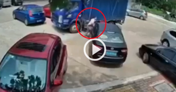Video: Nam tài xế nhấc đầu ôtô vì không thể rời 'chuồng'