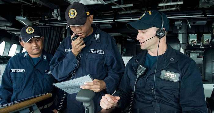 Hải quân Philippines huấn luyện cùng hải quân Mỹ ngày 30/6/2017 (ảnh: Hải quân Mỹ). Philippines mua 2 tàu chiến Hàn Quốc để đối phó với mối đe dọa trên Biển Đông.