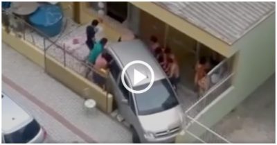 Clip: Gần chục người khiêng xe giúp tài xế ‘rời chuồng’