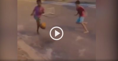 Video: Siêu phẩm bóng đá đường phố của cậu bé