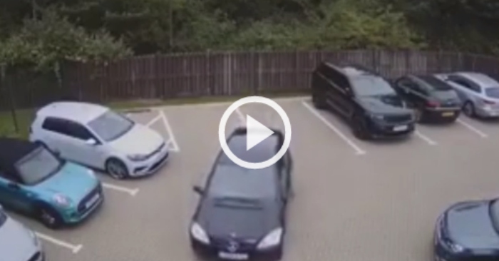 Video: Tài xế ôtô nản chí bỏ đi vì không thể lùi xe vào bãi đỗ