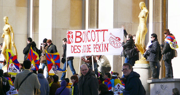 Một cuộc biểu tình kêu gọi tẩy chay Olympic Bắc Kinh, được tổ chức tại Paris, Pháp khi Trung Quốc chuẩn bị đăng cai Thế vận hội năm 2008 (ảnh: Wikimedia Commons).