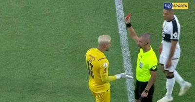 Video: Thủ môn bị trọng tài rút thẻ đỏ ngay trước trận Siêu Cup và lý do bất ngờ