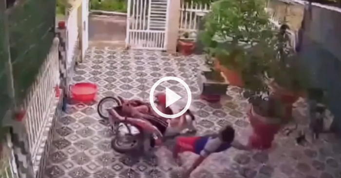 Video: Chạy xe máy vào nền quá trơn và cú ngã trượt dài