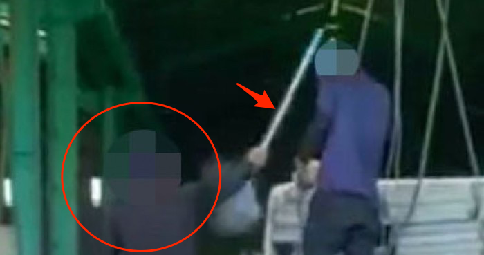 Người đàn ông bên phải là thực tập sinh Việt Nam, bị một đồng nghiệp Nhật Bản đánh vào đầu (ảnh chụp từ video do Kyodo News đăng tải).