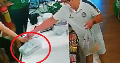 Clip: Nam khách hàng “cầm nhầm” bịch tiền của nhân viên siêu thị