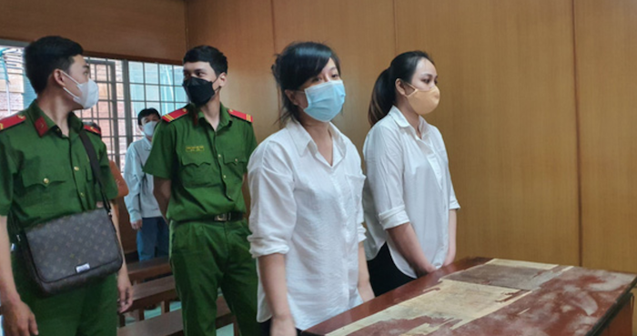 Cô gái trẻ Thái Phương Thùy lãnh án tử, còn người bạn Nguyễn Thân Thảo Nguyên chịu án chung thân vì vận chuyển ma túy (ảnh chụp màn hình Tuổi Trẻ).
