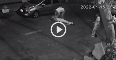 Clip: Người phụ nữ bị giật túi xách, đập đầu xuống đường bất tỉnh