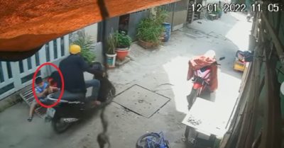 Clip: Hai cháu nhỏ mếu máo chạy theo kẻ cướp điện thoại