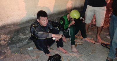 Người dân tóm gọn 2 tên cướp giật túi xách của cô gái