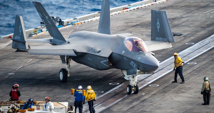 Các thủy thủ hải quân Mỹ làm việc quanh một chiếc chiến cơ F-35C Lightning II, trên sàn đáp của tàu sân bay USS Carl Vinson vào ngày 22 tháng 1 năm 2022 (ảnh: Hải quân Hoa Kỳ).