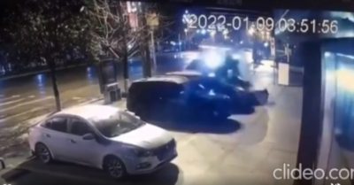Video: Ôtô bay qua nóc ba xe khác, rơi vào chỗ đỗ trống