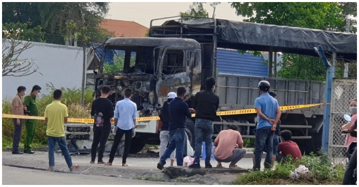 Xe tải bị cháy tại hiện trường (ảnh chụp ảnh màn hình VietNamNet).