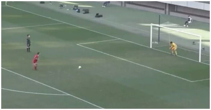 Cầu thủ đứng bất động 10 giây sau đó chạy lấy đà 35 giây nữa để sút penalty (ảnh cắt từ clip).