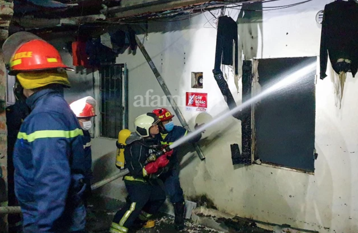 Lực lượng cứu hỏa nỗ lực dập lửa (ảnh chụp màn hình trên báo Pháp luật và bạn đọc).