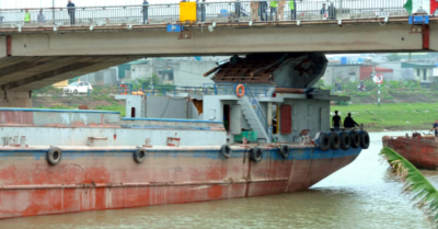 Sà lan chở xi măng tông nứt dầm cầu Thái Bình, thuyền trưởng bị thương