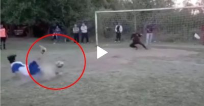 Video: Cầu thủ trượt ngã khi đá penalty và kết quả bất ngờ